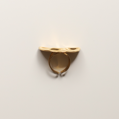 Anillo oquedad semicirculo oro