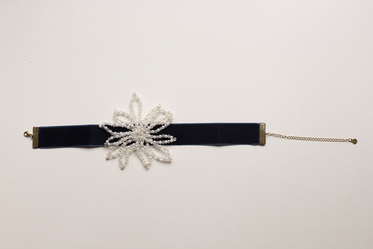 Chocker flor perla marino