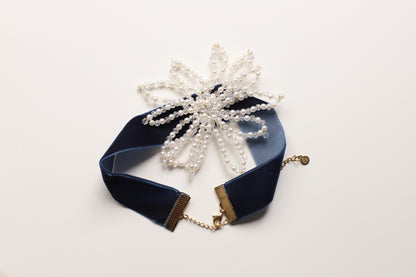 Chocker flor perla marino